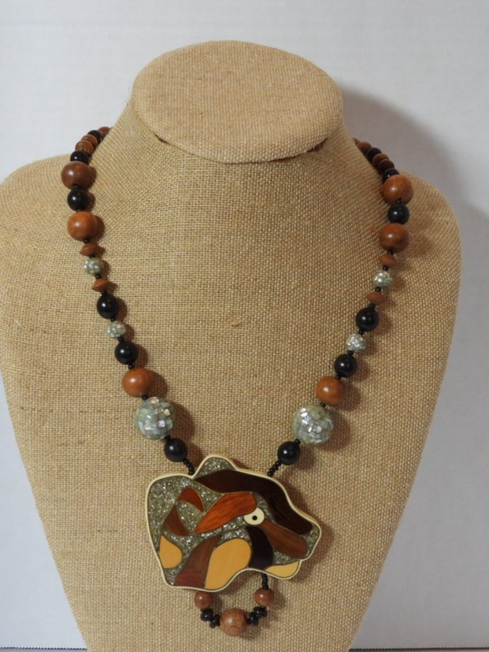 VINTAGE LEE SANDS 15" WOOD ABSTRACT INLAY LION NECKLACE ON RESIN BACK.
